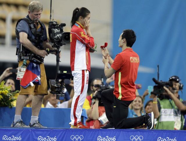 خواستگاری از دختر ورزشکار چینی روی سکوی مدال +عکس
