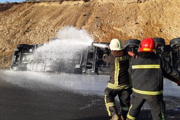 واژگونی تانکر حامل سوخت در محور شیراز به مرودشت