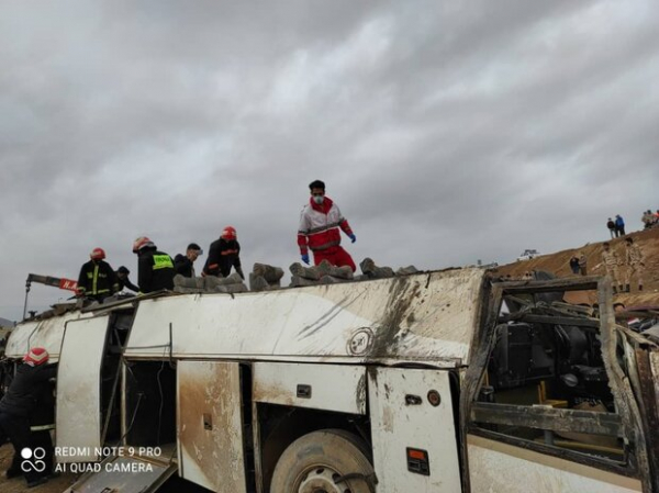 واژگونی اتوبوس در محور فیروزآباد  ۱۸مصدوم‌ بر جای گذاشت