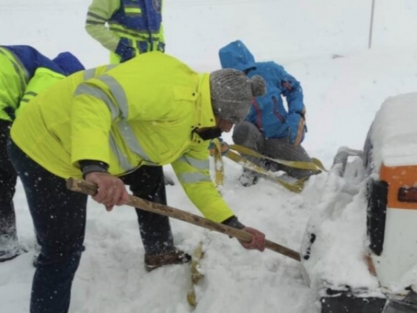 امدادرسانی تکنسین‌های اورژانس اقلید در یک ماموریت برفی