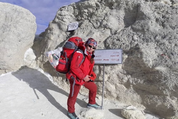 قله دماوند زیرپای بانوی کوهنورد ایزدخواستی