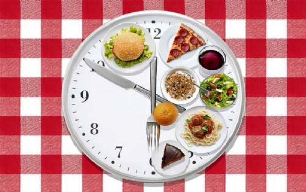 چه ساعتی غذا بخوریم تا لاغر شویم؟