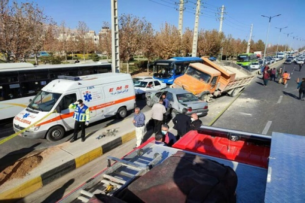 تصادف زنجیره‌ای در شیراز یک کشته داد