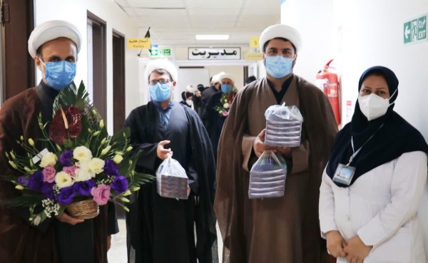 طلبه‌های جهادی در بیمارستان نمازی به بیماران کرونایی خدمات ارائه می‌کنند