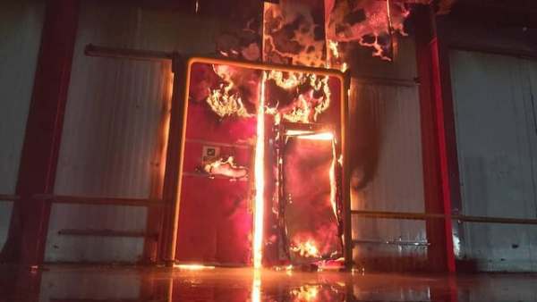 نجات ۷ شهروند از میان آتش در یک مجتمع پزشکی در شیراز